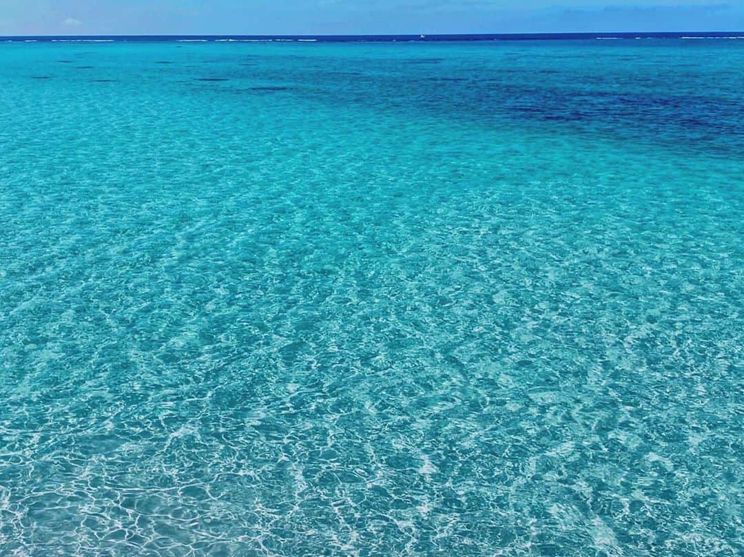 川平聖さんのインスタグラム写真 - (川平聖Instagram)「うみー！🏖🐠 ・ ・ ・ ・ #沖縄 #夏 #海 #波のような模様がみえる #青 #綺麗 #風景 #ひじリゾート」7月29日 21時33分 - hijiri__hkt48