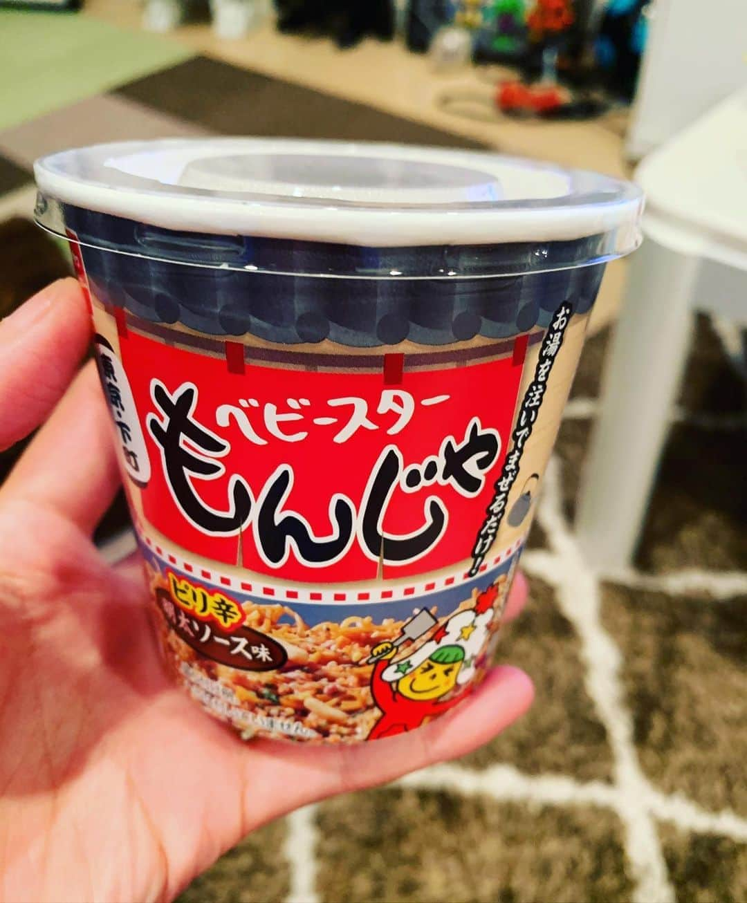 丸山桂里奈さんのインスタグラム写真 - (丸山桂里奈Instagram)「ベビースターもんじゃ👏 新商品。 ぐるぐるもんじゃはあるんだけど また、新しいやつでたー セブンで発見🥺 食べましたが、ぐるもんよりかは やや大人の味かな🌙 とにかくうまい🤟🤟🤟🤟🤟 ビールにぴったり。 あたしはチューハイだけどね笑笑 よし、お風呂入ります。  #ベビーもんじゃ #とにかくまいうー #石塚さんに食べさせたい #大人味 #ぐるぐるもんじゃも好き #カップ違うだけで雰囲気変わる #おやつカンパニー #大好きなお菓子と毎日ね #いい意味で #インスタバエ」7月29日 21時34分 - karinamaruyama