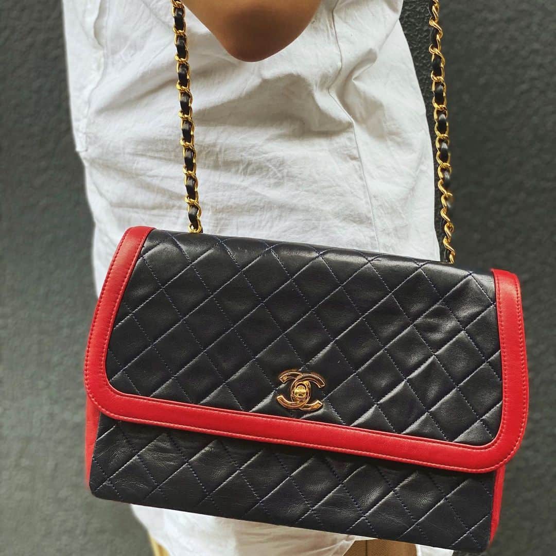 Paula’sのインスタグラム：「【CHANEL】  マトラッセ チェーンショルダーバッグ バイカラー 1番台 ポーチ  シャネルのクラシックスタイルを体現するチェーンショルダーバッグ  “マトラッセ“  ココ・シャネルが生み出したもっともクラシカルなショルダーバッグをルーツとするシャネルのマトラッセには、今でも色褪せることのない魅力がたくさんつまっています😍  詳細はWEB SHOPにて 【GE61232】. #timelesstokyo#timeless#tokyo#vintage#vintagefashion #chanel#セレクトショップ #CELINE#HERMES#GUCCI#DIOR#celine#chanel #シャネル#ヴィテージバッグ」