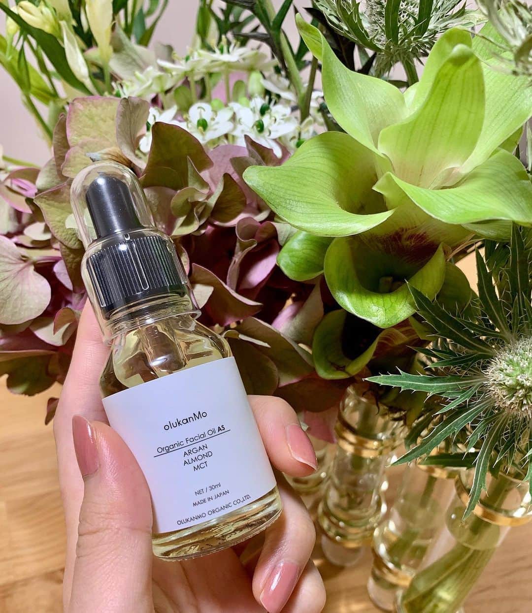 松原汐織のインスタグラム：「@olukanmo_organic 🌿 ・ 周りで愛用者の多い、#olukanmo のスキンケアアイテム。 日焼けによる炎症や乾燥対策に特化したオイルって気になる〜！と思い、私もOrganic Facial Oil ASを取り入れ始めました🌞 ・ 加熱することで壊れてしまうビタミンEなどの届けたい成分を失わない為の未精製オイルだそうで、 私は夜のスキンケアの最後にツヤ玉を足す様な感覚で仕上げに少量を馴染ませています✨ ・ 顔の他にも、首やデコルテ、肩周りにも🙋🏻‍♀️ 紫外線の影響が出やすい＋年齢が出やすい箇所なのでケアを本格的に頑張ろうと思っていた矢先なので、出会えて良かったなぁ〜と。少し贅沢には感じてしまいますが、未来への投資ということで多めの量をマッサージしながら塗っています✨ ・ と今日も美容の話は止まらず😂 気になったものは試したい派なので、どんどん好きなアイテムが出てきてしまいます😝 懲りずにお付き合いいただけたら嬉しいです❤️ ・ #しおりの美容道 #紫外線対策 #オーガニックコスメ」