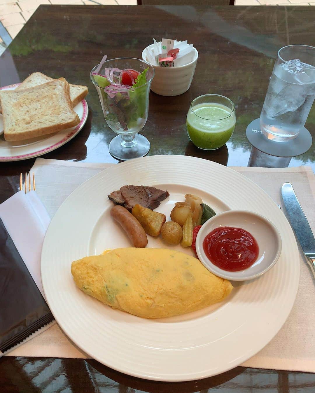 mori_no_tsukueさんのインスタグラム写真 - (mori_no_tsukueInstagram)「Breakfast  buffet@ The Terrace / The Westin Tokyo 人気のブレックファーストビュッフェがようやく再開したウェスティンホテル東京の“The Terrace” 以前より品揃えは絞られているもののヌードルステーションやオープンキッチンのライブ感は健在。 自由に好きなものを選べるビュッフェスタイルの良さを保ちながら感染防止の観点で利用客が共通のトングを使用したり食材に触れることなくスタッフが選んだ料理をサーブしてくれるNew Normalなビュッフェのスタイル。流石、ウエスティン👏 #恵比寿界隈の美味しい店」7月29日 21時37分 - mori_no_tsukue