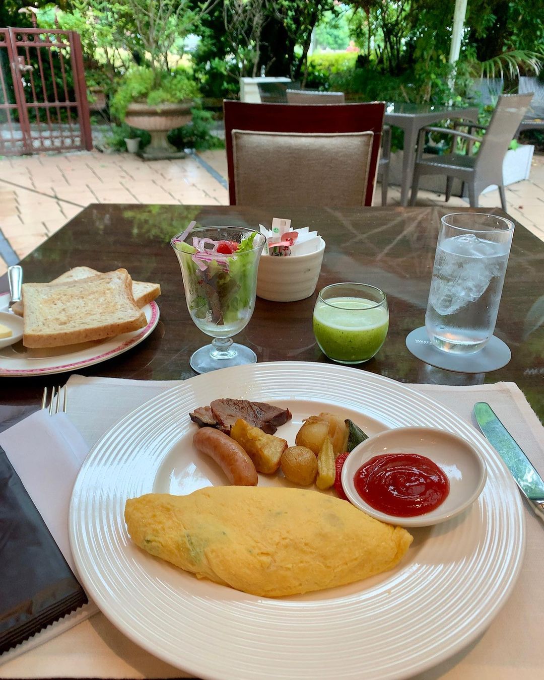 のインスタグラム：「Breakfast  buffet@ The Terrace / The Westin Tokyo 人気のブレックファーストビュッフェがようやく再開したウェスティンホテル東京の“The Terrace” 以前より品揃えは絞られているもののヌードルステーションやオープンキッチンのライブ感は健在。 自由に好きなものを選べるビュッフェスタイルの良さを保ちながら感染防止の観点で利用客が共通のトングを使用したり食材に触れることなくスタッフが選んだ料理をサーブしてくれるNew Normalなビュッフェのスタイル。流石、ウエスティン👏 #恵比寿界隈の美味しい店」