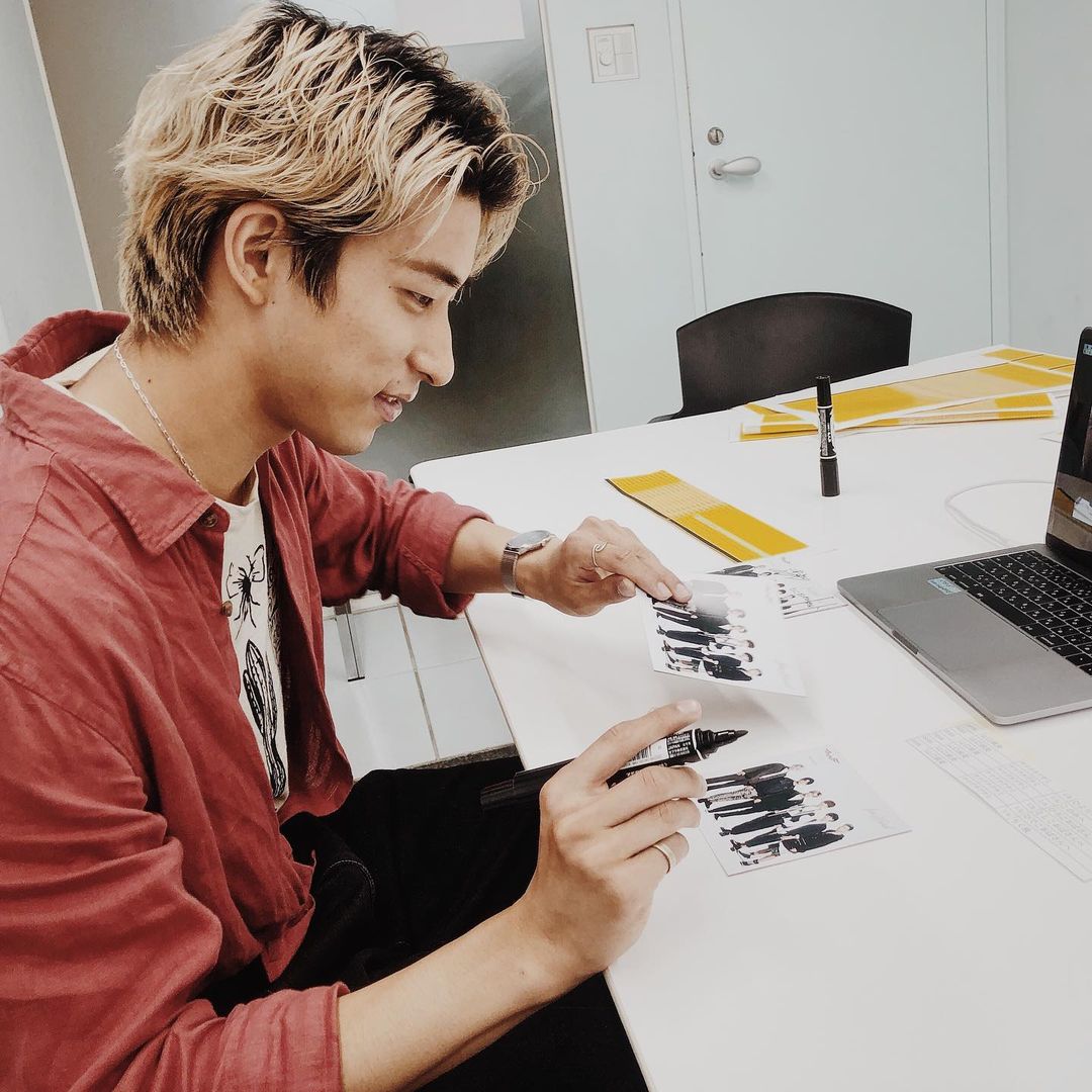 古幡亮（WATWING）のインスタグラム：「. 8/10 リリースイベント追加決定！  場所は渋谷モディ7階 HMV！！！ 13:00〜と16:00〜の2回公演です！ 追加嬉しい、ありがたい限りです。  詳しい詳細は追って公式ファンクラブ"fanwiki"や公式LINEなどで掲載されます！ checkよろしくお願いします！  オンラインでもWindyと沢山話せたけど、 やっぱりオフラインですね。 オフライン最高！！！ でもオンラインも新鮮なんだよなぁ。 #結局どっちやねん #WATWING #Windy #1stEP #forWard #リリースイベント #リリイベ #オンラインサイン会」