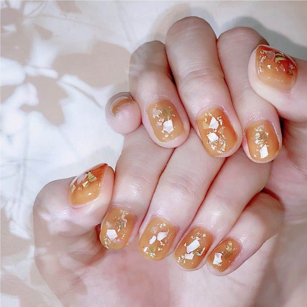 なかやまちえこのインスタグラム：「オレンジみたいなテラコッタみたいな🍊⠀ #nail #nails #nailart #ネイル #美甲 #ネイルアート  #japanesenailart #manucure #japanesenails #manicurist #gelnails #أظافر #네일아트 #미용 #vẽmóng #ngườiđẹp  #เพ้นท์เล็บ #искусствоногтя #artedeuñas #เพ้นท์เล็บเจล #ジェルネイルデザイン #ネイルデザイン #senikuku #nagelkunst #テラコッタネイル #オレンジネイル #いとくとら ちゃん 施術は @aby_sharenail にて。」