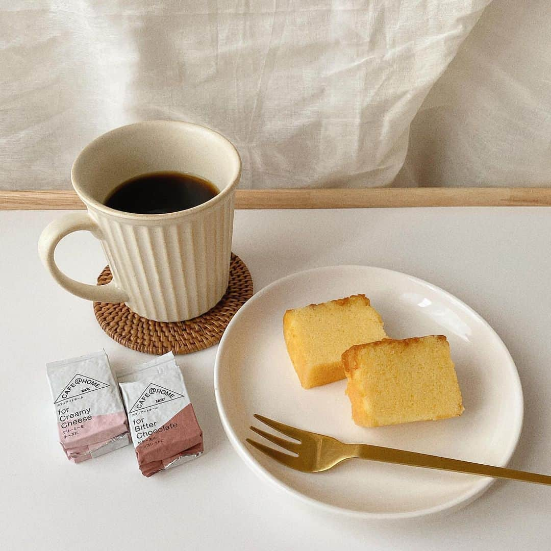 SUCLEさんのインスタグラム写真 - (SUCLEInstagram)「#coffeestyleucc  一回分のドリップコーヒーがちっちゃな袋に詰まってる♡ "COFFEE STYLE UCC" (@coffee_style_ucc )  ほっとくつろぎたい時の強い味方☕️🍪 たくさんの種類の中からぜひお気に入りを見つけてね♪  photo by… @mer__ci_  @iam_laduree  @_____sarang  @megu.03_03  @____m.rii   #ucc #coffeestyle #coffeestylist #FoodWithCoffee #MyCoffeeStyle #LifeWithCoffee #ucc上島珈琲 #uccコーヒー #おうちカフェ #お家カフェ #うちカフェ #家カフェ #おうちcafe #コーヒータイム #カステラ #ドリップコーヒー #ほっと一息 #ほっとひといき #おうちカフェ #置き画 #置き画くら部 #置き画倶楽部 #コーヒー好きと繋がりたい #カフェタイム #コーヒー部 #カフェタイム #デザート #シュクレ #sucle」7月29日 21時42分 - sucle_