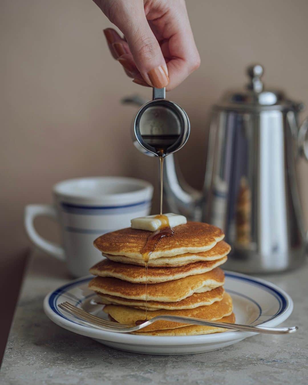 Nanaのインスタグラム：「fluffy rice flour pancakes  もっと厚く焼くつもりが、薄めになってしまったパンケーキ。でもやっぱり米粉ならば少量に抑えた方が軽くてふわっふわで食感が好み。(私の扱いがダメという可能性も大いにある。 ボスのプリセット使うと手のレタッチ要らず🙌」