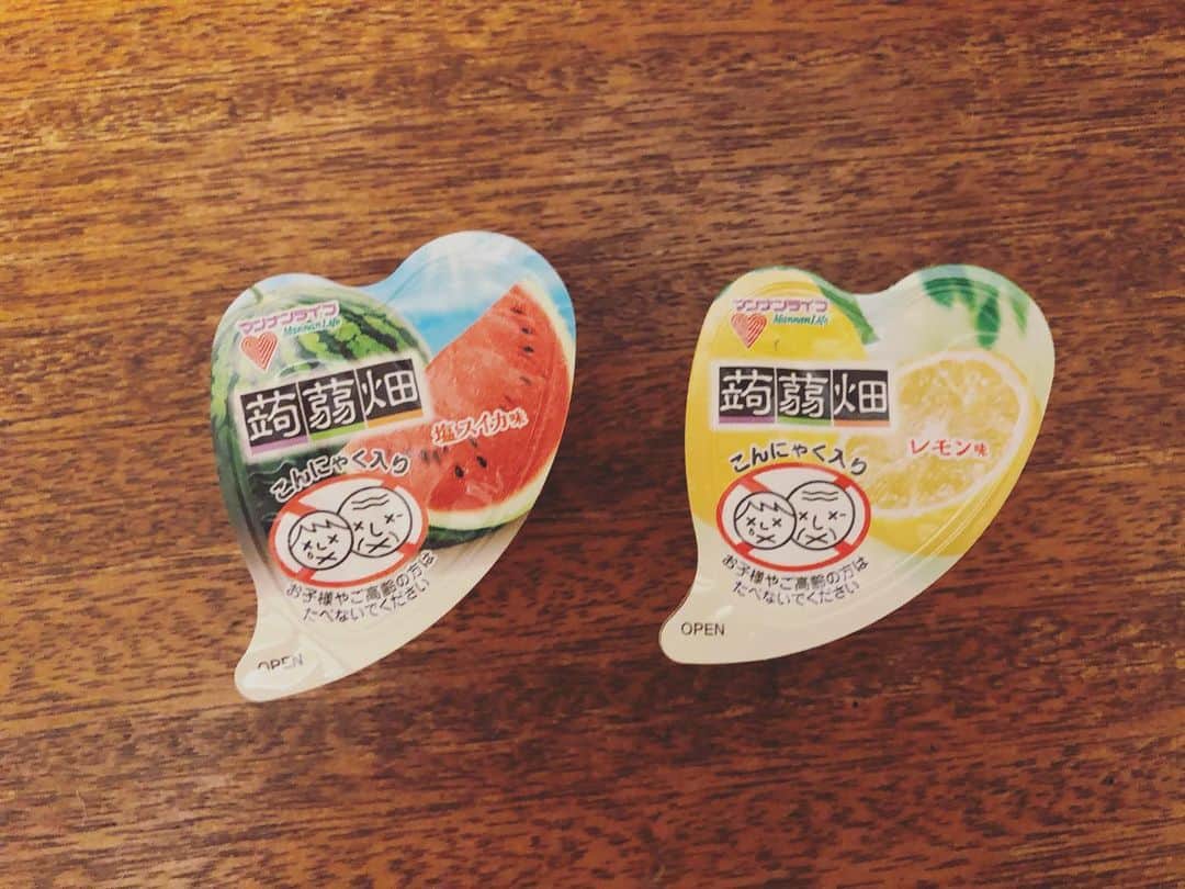 青木慶則さんのインスタグラム写真 - (青木慶則Instagram)「この夏、出逢ってしまったのは、蒟蒻畑の塩スイカ味とレモン味。清涼感と「このくらいなら甘えてもいいよ」感がすごい。夜、お菓子やアイスを食べたくなったら、最近はこっちに逃げます。カロリーも防げるし。#蒟蒻畑」7月29日 21時56分 - yoshinori.aoki.official