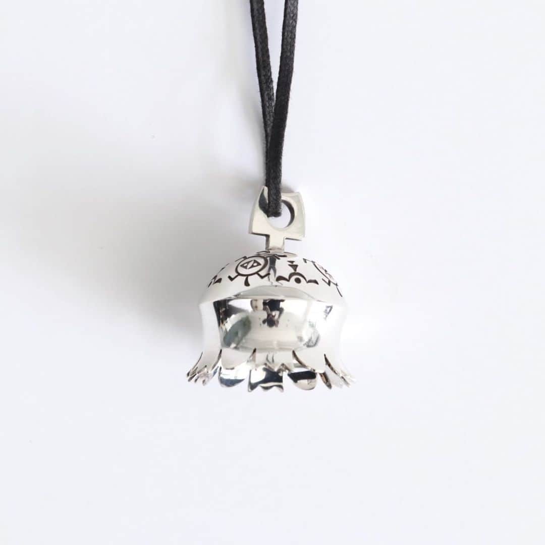 wonder_mountain_irieさんのインスタグラム写真 - (wonder_mountain_irieInstagram)「_ Norbert Peshlakai / ノーバートペシュラカイ "Bell Pendant" ¥93,500- _ 〈online store / @digital_mountain〉 https://www.digital-mountain.net/shopdetail/000000011930/ _ 【オンラインストア#DigitalMountain へのご注文】 *24時間受付 *15時までのご注文で即日発送 *1万円以上ご購入で送料無料 tel：084-973-8204 _ We can send your order overseas. Accepted payment method is by PayPal or credit card only. (AMEX is not accepted)  Ordering procedure details can be found here. >>http://www.digital-mountain.net/html/page56.html  _ #NorbertPeshlakai #ノーバートペシュラカイ _ 本店：#WonderMountain  blog>> http://wm.digital-mountain.info/blog _  JR 「#福山駅」より徒歩10分 #ワンダーマウンテン #japan #hiroshima #福山 #福山市 #尾道 #倉敷 #鞆の浦 近く _ 系列店：@hacbywondermountain _」7月29日 21時56分 - wonder_mountain_