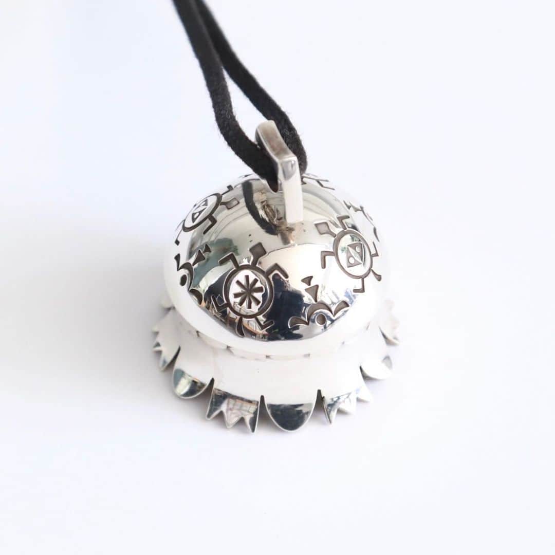 wonder_mountain_irieさんのインスタグラム写真 - (wonder_mountain_irieInstagram)「_ Norbert Peshlakai / ノーバートペシュラカイ "Bell Pendant" ¥93,500- _ 〈online store / @digital_mountain〉 https://www.digital-mountain.net/shopdetail/000000011930/ _ 【オンラインストア#DigitalMountain へのご注文】 *24時間受付 *15時までのご注文で即日発送 *1万円以上ご購入で送料無料 tel：084-973-8204 _ We can send your order overseas. Accepted payment method is by PayPal or credit card only. (AMEX is not accepted)  Ordering procedure details can be found here. >>http://www.digital-mountain.net/html/page56.html  _ #NorbertPeshlakai #ノーバートペシュラカイ _ 本店：#WonderMountain  blog>> http://wm.digital-mountain.info/blog _  JR 「#福山駅」より徒歩10分 #ワンダーマウンテン #japan #hiroshima #福山 #福山市 #尾道 #倉敷 #鞆の浦 近く _ 系列店：@hacbywondermountain _」7月29日 21時56分 - wonder_mountain_