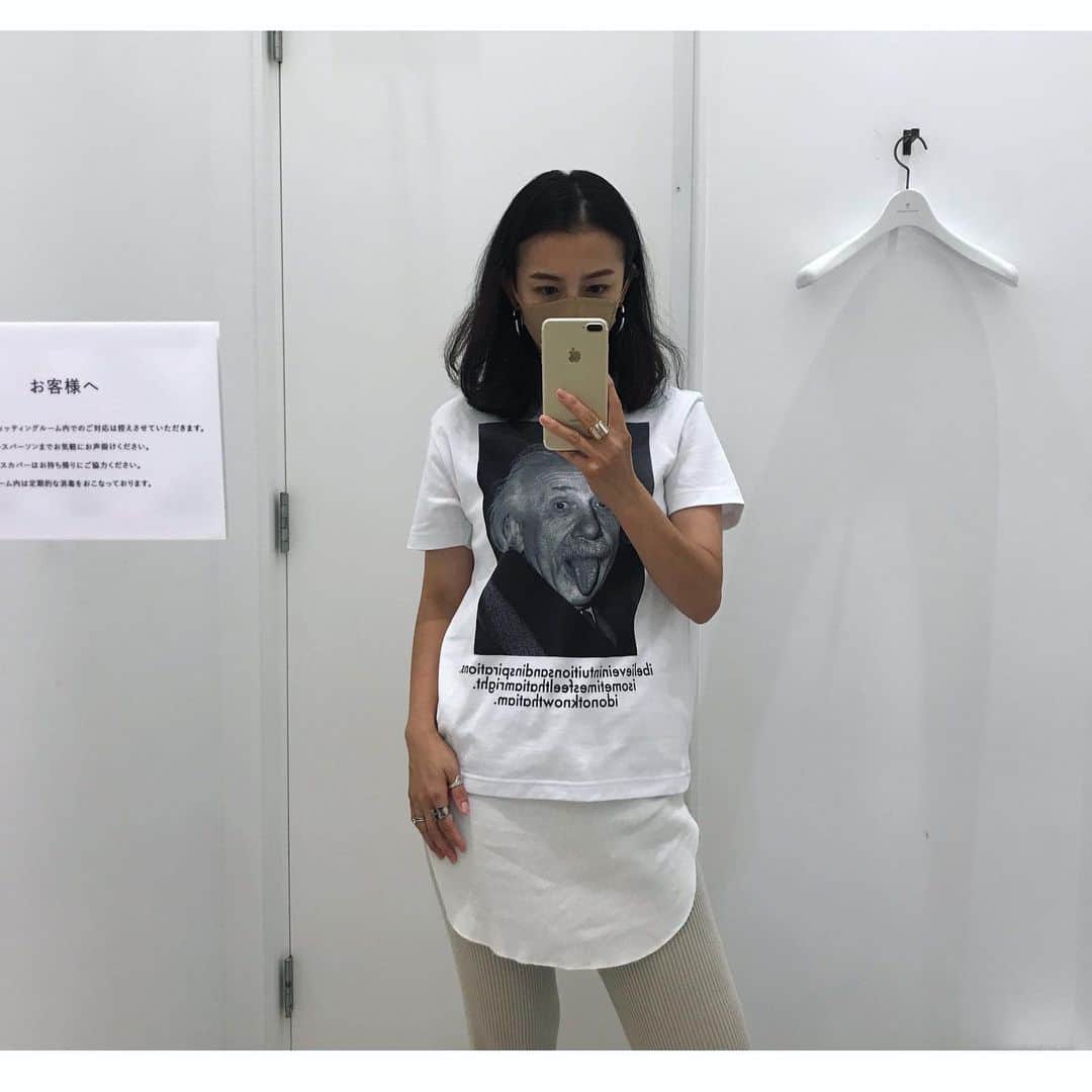 のインスタグラム：「仕事終わりに、原宿へ！ レディースでTシャツ試着して、 パパのいるB1メンズに行ったら 同じTシャツ持ってた笑 オソロTになりました👕💛  #オソロ#ペアルック#かよ #sacai#T#原宿 #三人のママ#三兄妹 #❤️」