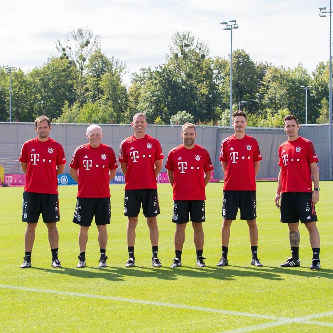 バイエルン・ミュンヘンさんのインスタグラム写真 - (バイエルン・ミュンヘンInstagram)「May we introduce? 😉 📸 Hansi #Flick and his team: The #FCBayern coaching line-up. 🔴⚪ #MiaSanMia」7月29日 21時50分 - fcbayern