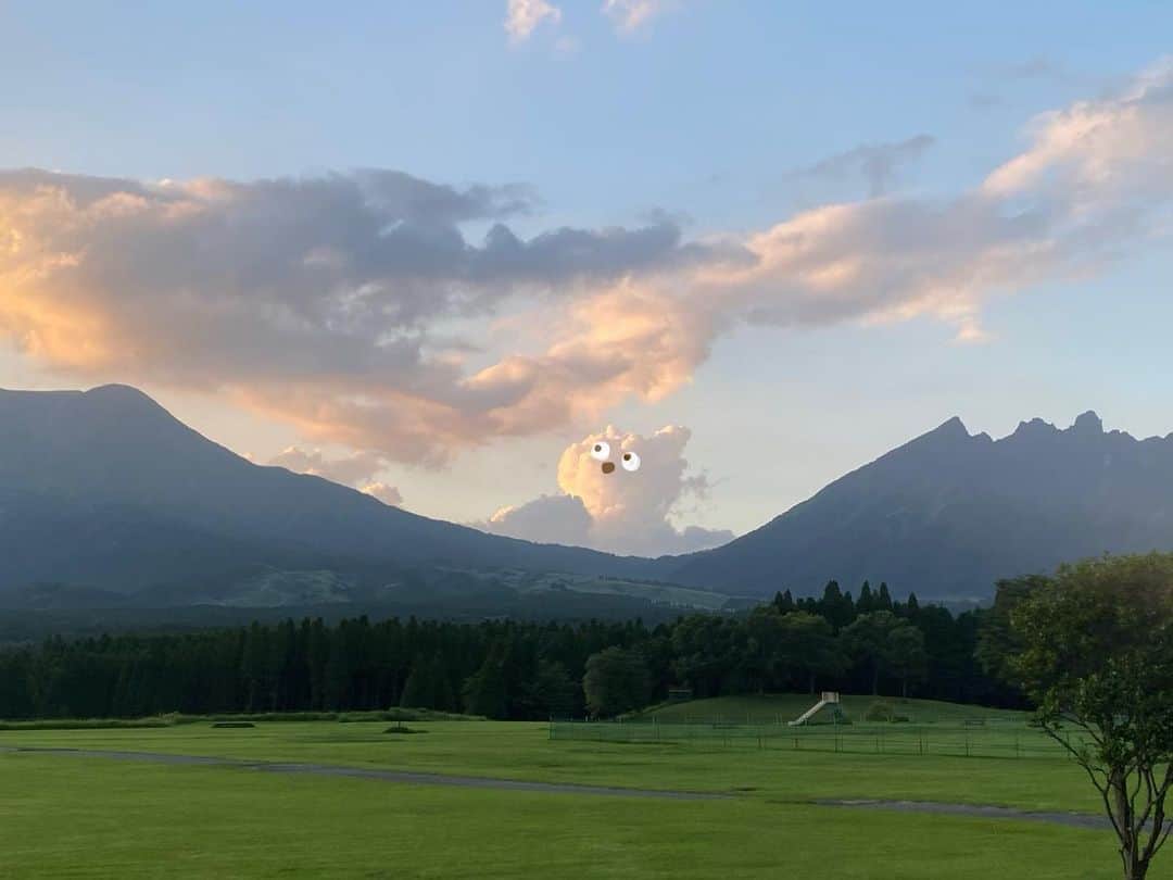 Aya（高本彩）さんのインスタグラム写真 - (Aya（高本彩）Instagram)「子供の頃から雲が色んな生き物に見える。 今日は山の向こうから大きなクマがのぞいてたから目を描いてみた🧸  #photobyaya#nofilter#leila#珍しくライカのカメラを掘り出して使ってみた#夕陽#くま」7月29日 21時50分 - aya_dream04