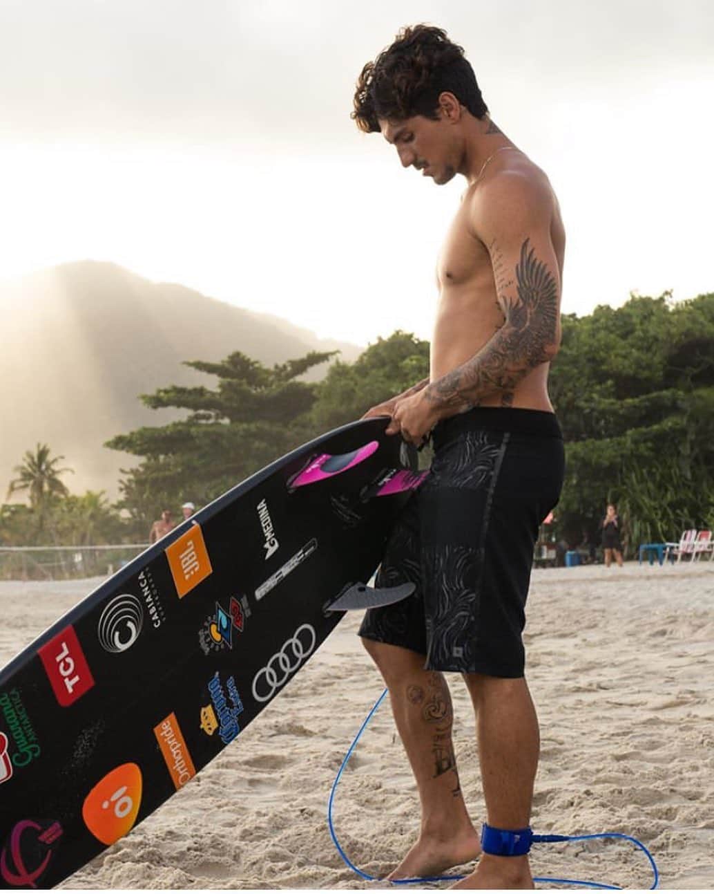 ガブリエル・メディーナのインスタグラム：「Bom dia, simboraaaaaa... 🏄🏻‍♂️⚔️」