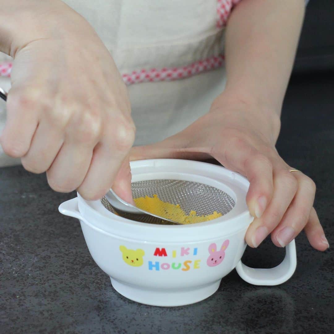 MIKI HOUSE ミキハウスさんのインスタグラム写真 - (MIKI HOUSE ミキハウスInstagram)「ミキハウスのランチスタイなら 撥水加工＆食べこぼしキャッチ用ポケット付きで もりもり食べたい赤ちゃんも安心。 ・ こちらのお写真では、 ギフトにも人気の離乳食セットと合わせて ご使用いただいています。 離乳食をちょっと手づくりしたいときに使える こし網やすり鉢、絞り器なども一度に揃う 便利なセットです♫ 【7ヶ月 女の子】 ・ ・ #mikihouse #babyfood #babyteeth #ミキハウス #離乳食 #ランチスタイ #ごっくん期 #もぐもぐ期 #新米ママ #出産 #赤ちゃんのいる生活 #レシピ動画 #お食事エプロン #手づくり離乳食」7月29日 21時51分 - mikihouse.official