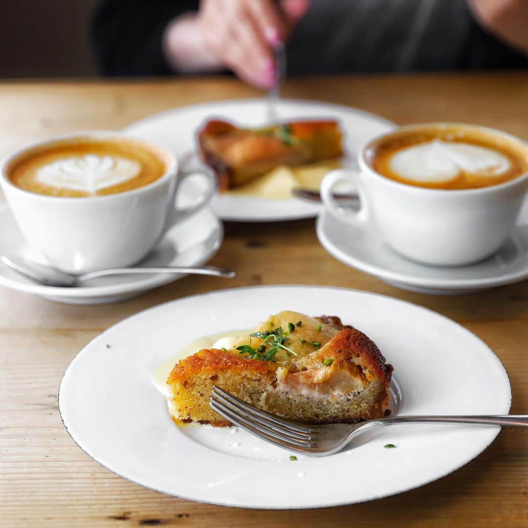 きょん。さんのインスタグラム写真 - (きょん。Instagram)「.  .  cafe&bar anthem @cafeandbaranthem  前回 ブランチを食べに来たとき、 気づかなった “朝菓子"の存在。  今では 開店の10時に合わせて 食べられます、 名タルト。  今は🍑  #cafeandbaranthem #breakfast#coffee」7月29日 21時51分 - kyon_tokiiro
