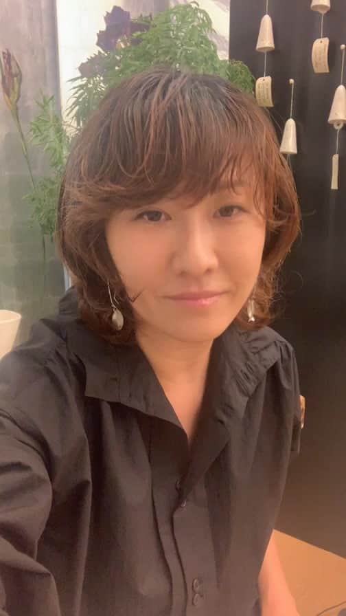 風間ゆみえのインスタグラム：「SALON_Y 期間限定ショップ  様々なクリエイターと面白い取り組みを繰り広げるPOP BY JUNと、私、風間ゆみえがこのたび期間限定ショップ Vol.7『SALON_Y』をオープンします‼︎  開催期間は💁‍♀️ 7/31(FRI)〜8/30(SUN)まで‼︎  この7月にスタートした風間ゆみえのオンラインサロン『SALON_Y』。そのオフラインサロン(…って、なんだ？笑😂)として、1か月の間だけ開店する今回のショップ。 私の今の気分を映したオリジナルのスカートやブラウスをはじめ、ベルギー在住の台湾人デザイナーによる有機的なデザインのシルバージュエリー、夏におすすめしたいお茶などなど、私が愛用するアイテムを集めた『SALON_Y』のショップになりました。 どれも今買ってすぐに重宝するものばかり。もちろん見るだけでも大歓迎ですので、ぜひ遊びにいらしてください。スタッフ一同で、皆さまのお越しを楽しみにお待ちしています！  #yumie_k_style」