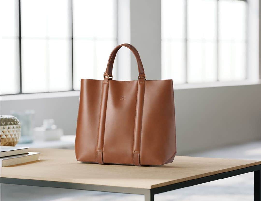 イルビゾンテのインスタグラム：「A stylish essential is always a good call ☆  #ilbisonte #leatherbag #madeintuscany」