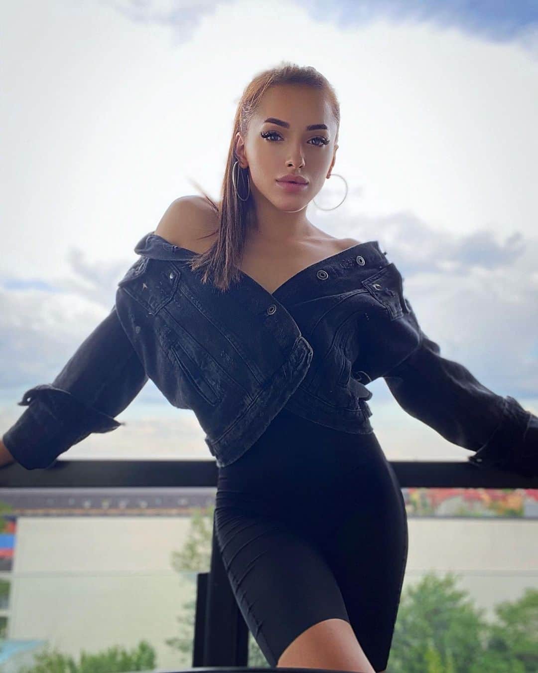 ラリサ・ヨルダケのインスタグラム：「Distance yourself for a bit. You'll realize a lot.」