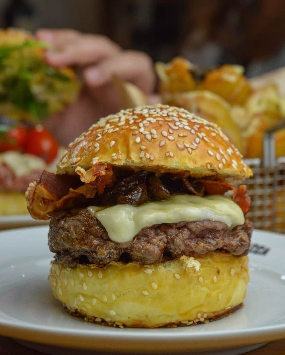 Eataly Brasilさんのインスタグラム写真 - (Eataly BrasilInstagram)「O nosso restaurante Bistecca já está aberto. Venha experimentar os pratos do nosso novo cardápio como o Burger - Hambúrguer DeBetti de 180g, pão de Enkir da casa, queijo Fontal, cebola caramelizada, bacon e maionese de cerveja preta. O Bistecca une a tradição do churrasco brasileiro com receitas típicas italianas. O Bistecca está aberto de segunda a sexta-feira das 11h30 às 15h30 e de sábado e domingo das 11h30 às 16h30. Ti aspettiamo. #eatalynasuacasa #dicaeatalysp #receitaeatalyana」7月29日 22時01分 - eatalybr