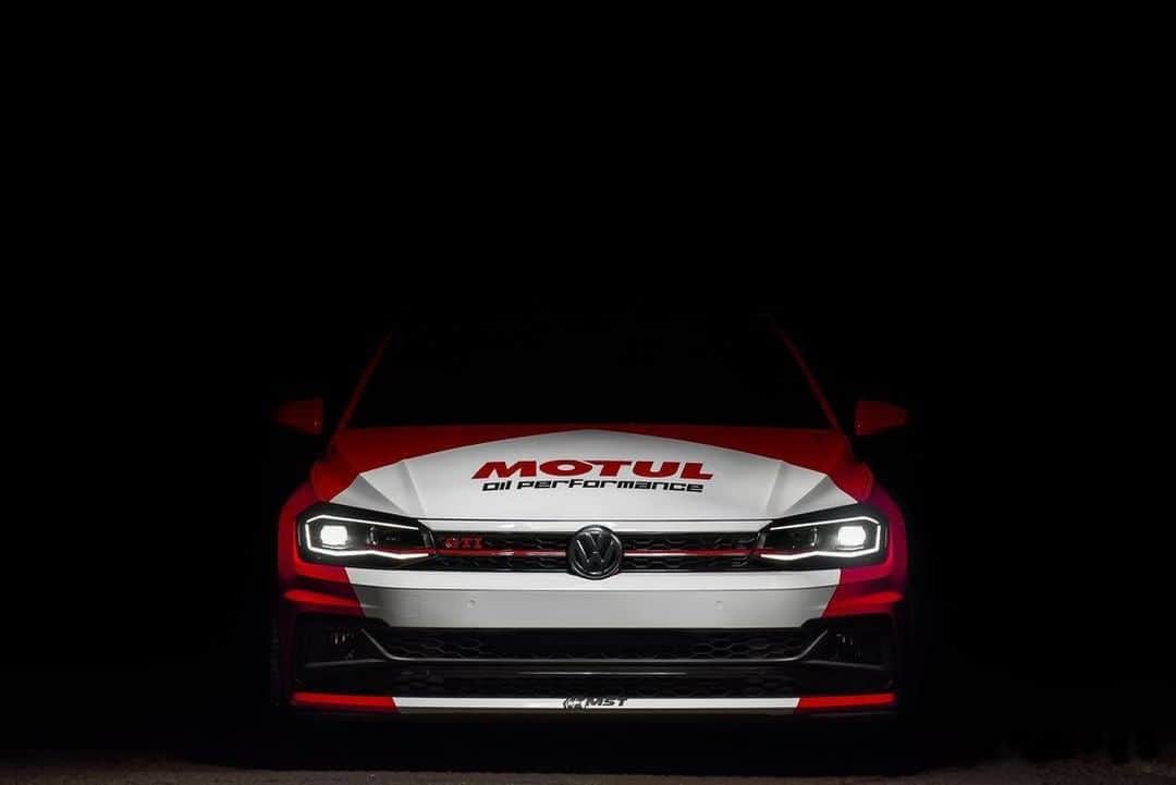 のインスタグラム：「【ポロにもMotul】 . 世の中には色んなポロがありますが、今回はVW Polo。 . コンパクトながらスポーツモデルのGTIが歴代ラインナップされていたり、先代6RではWRCに出場していたPoloRもありました。 現行モデルのGTIがベースのR5 Rally Carもありビギナーからエキスパートまで幅広い層に支持されています。 . そんなPoloに合うオイルもMotulにはあります。 . 写真はJericóPerera(@jericoperera )のMotulカラー VW Polo GTI (MK6 / AW)!!! © Picture credits: Jandri Angel . #motul #motuljapan #polo #vwpolo #pologti #gti #vwpologti #volkswagenpologti #volkswagenpolo #awpologti #ポロ #フォルクスワーゲンポロ #ポロgti #高性能オイル #オイル交換 #vw #vw好きな人と繋がりたい #モータースポーツ好きな人と繋がりたい #ポロ好きな人と繋がりたい #motul8100 #motulspecific #motul300v #vdubs #vwdaily #vwscene #vwlifestyle #vagnation #veedub #モチュール #powerdbymotul」