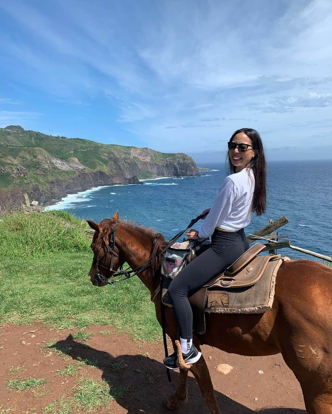 福内櫻子さんのインスタグラム写真 - (福内櫻子Instagram)「初めての乗馬体験の思い出🐴💙 海が広がる大自然のコースだったよ🌏 しかもスピードアップもしてくれたの！ しっかり掴んでないと速くてふっ飛ばされるところだった😱 楽しいし馬さん可愛いし。また絶対乗りたいなぁ。 . . ちょっと今日から数日投稿数増えるけど皆さん宜しくです🌹😳」7月29日 22時04分 - sakurako_fukuuchi