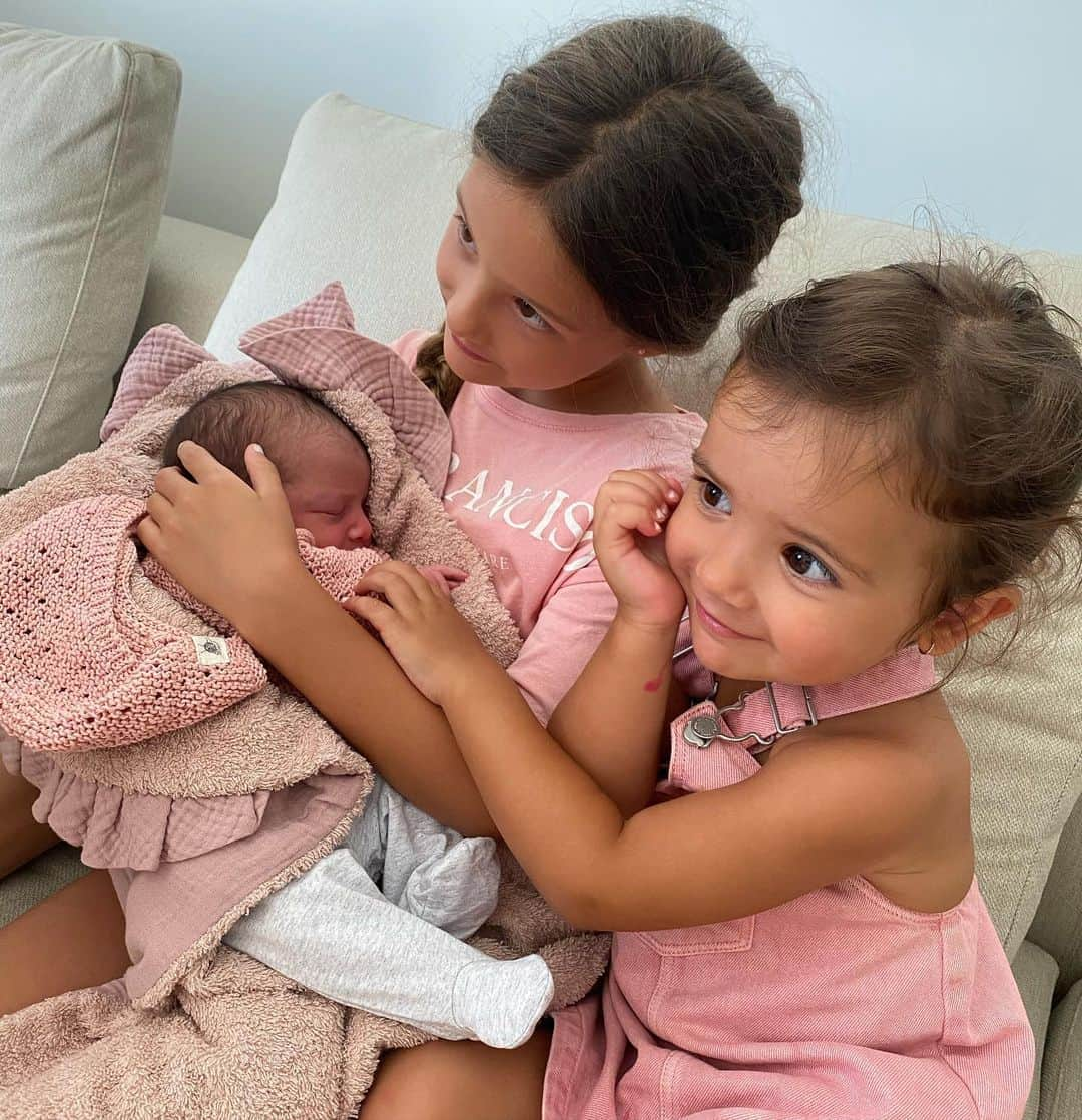 クリスティアン・テージョさんのインスタグラム写真 - (クリスティアン・テージョInstagram)「3 princesitas😀😍 Carlota,Mia e Ivana💚 #FamiliaDe5 @lorenaloal」7月29日 22時11分 - ctello91