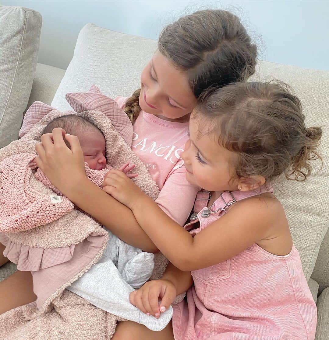 クリスティアン・テージョのインスタグラム：「3 princesitas😀😍 Carlota,Mia e Ivana💚 #FamiliaDe5 @lorenaloal」