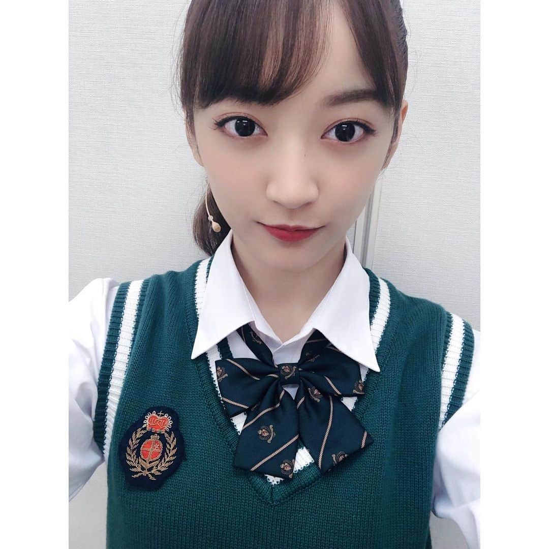 下村実生のインスタグラム：「昨日からverマトリョーシカがスタートしました！ 夜間学校のお話で様々な悩み、痛みを抱えた生徒達をバンビ先生が導いていきます。 私は全日制の生徒で母親が夜間に通っています。  やっぱりお芝居は難しいですが、周りの先輩方を見て本当に沢山の事を学んでいます。皆さん素晴らしいです…  そして今日発表になりましたが、8月2日に配信限定のスペシャル公演が決定いたしました！ ドラロマチームがパワーアップして、ISMS verとなって復活です！ 本当にスペシャルな公演なので皆さんお見逃しなく！！✨  一日一日の公演を大切に引き続き頑張ります！みんなに届け〜！！  #SHOW_ISMS #マトリョーシカ #制服　#たぶん4年ぶり　#やっとスカートの丈感に慣れてきた」