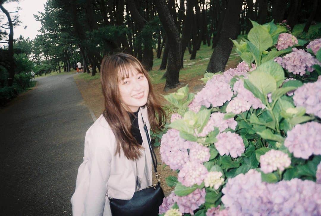 遠藤みゆのインスタグラム：「誕生日をカウントダウンしてくれてる方とかもいて嬉しいなあとニヤニヤしている日々です❤︎ . 今年は皆さんにここまでお会い出来る機会がなくて残念ですがまた配信でもやろうかなあとか思ったりたり☺︎ . あと3日で18歳終わってまうよーー笑 . 少しでも早く19歳の私に会って頂けるように私も頑張りますって思ってる18歳ラスト3日でございます☺︎笑 . 懐かしい髪の毛長い時の写真✌︎ . 久々にこんな長く描いたなあ☺︎ そんな私は最近トリートメントにハマっております笑 . ネイルはなんだか今回1週間同じ色だからそろそろ変えようかなあと思ったり思わなかったりしております☺︎この色夏っぽくて可愛んだけど写真とかじゃわからないから直接見て頂きたかったなあ、、、 . もう少しで梅雨明けかなあ！！ 暑くなってマスクしなきゃだから熱中症にも気をつけなきゃいけない季節がやってきますよ！！ . みなさん毎日お忙しいと思いますが自分を労ってあげる時間を少しでも作ってあげてみてくださいね☺︎ 毎日お仕事や学校お疲れ様です！！かっけーですよ✌︎ それでは明日も良い日になりますようにっ！！ #えんどーのまったりひとりごと」