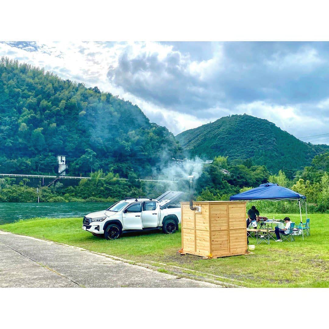 中田奈沙さんのインスタグラム写真 - (中田奈沙Instagram)「Shimanto Sauna♨️ 高知県の四万十町 @shimanto_town_official にサウナのお仕事で行ってきました。  2020年12月、最後の清流と言われる美しい四万十川沿いに、四万十檜を使用したサウナを作り、サウナやサウナ飯などを楽しめる場ができます。  僭越ながら、サウナーアドバイザーとして関わらせていただくことになりました😭❤️ サウナ・その他周辺環境、サウナ飯などなどに携わっていきます。  最高のロケーションのサウナを出たあとの水風呂代わりは四万十川。 サウナが好きな方々にはたまらない贅沢な環境です！ 外気浴中は景色を楽しんだり、地域の食材を使用したサウナ飯・ドリンクを楽しんでいただけます。  12月ローンチに向け、今後たくさんお知らせをしていきます✨ サウナーの方もサウナ初心者の方にも楽しんでいただけたら嬉しいです🥰 . #奈沙旅in高知 #奈沙旅in四万十町 #shimantooutdoorsauna #四万十川アウトドアサウナ  #sauna #saunner #kochi #shimanto #shimantoriver #river #riverside #shimantotown #me #japan #shikoku #trip #travel #saunatrip #サウナ #サウナー #四万十川 #四万十町 #四万十 #高知 #中田奈沙 #四万十檜 #サウナ飯 #水風呂 #外気浴 #サ旅」7月29日 22時21分 - nasa_nakada