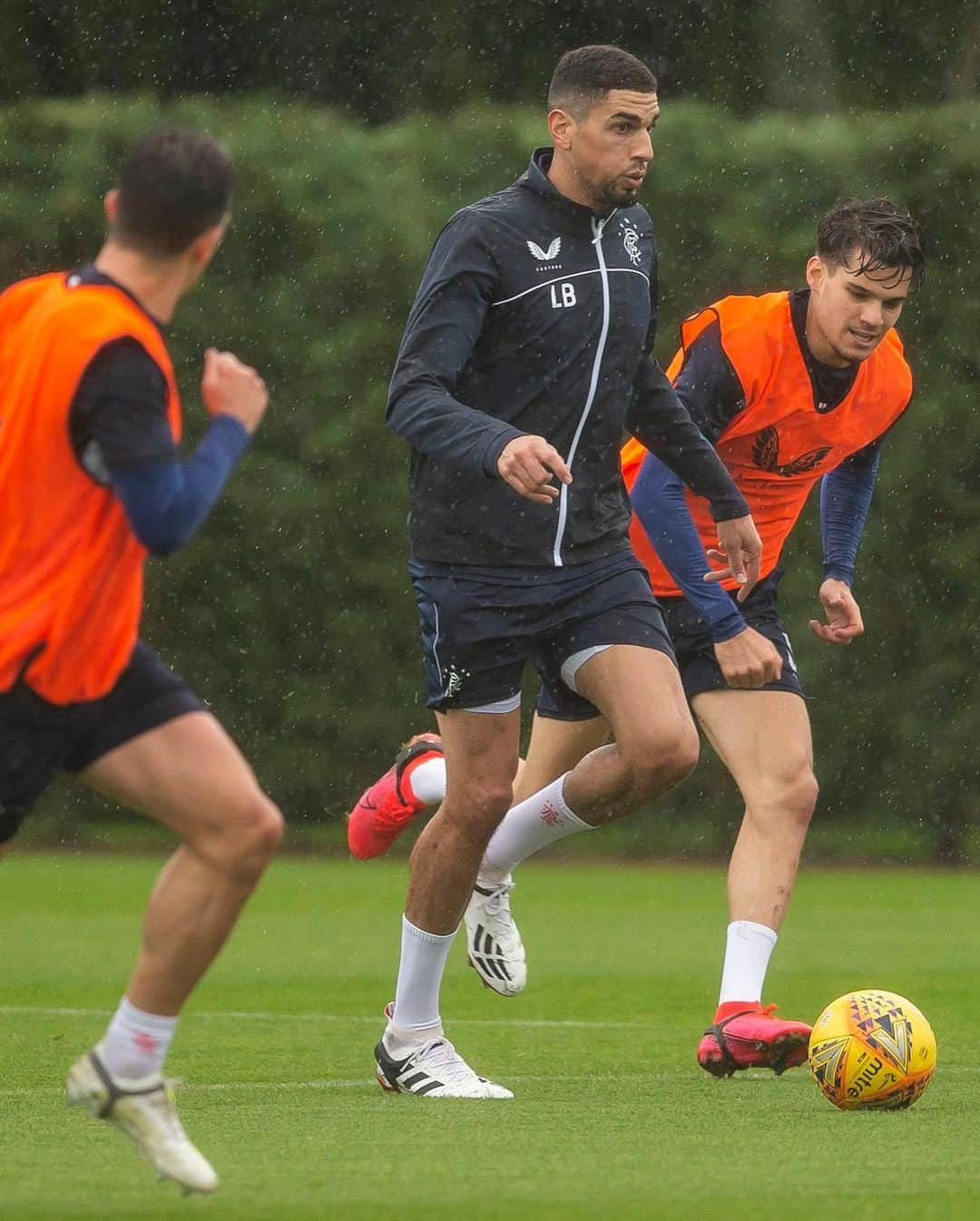 レオン・バログンのインスタグラム：「Great feeling to finally get started and join up with the squad this week #RangersFC」