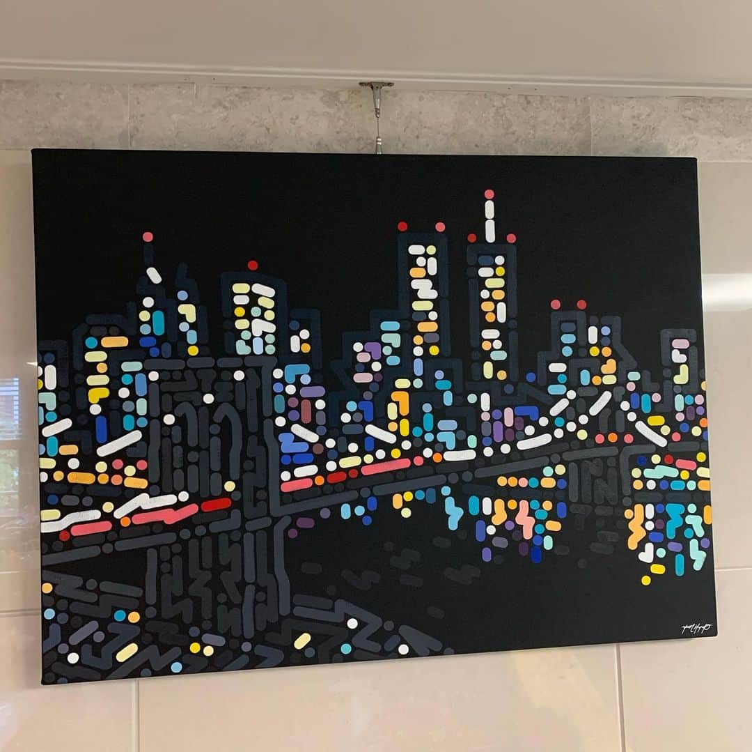 サム・ハミントンのインスタグラム：「Some new pieces of art on the wall. They just brighten up the place!  벽에 새로운 작품들 걸었다. 분위기를 확 달라지네!」