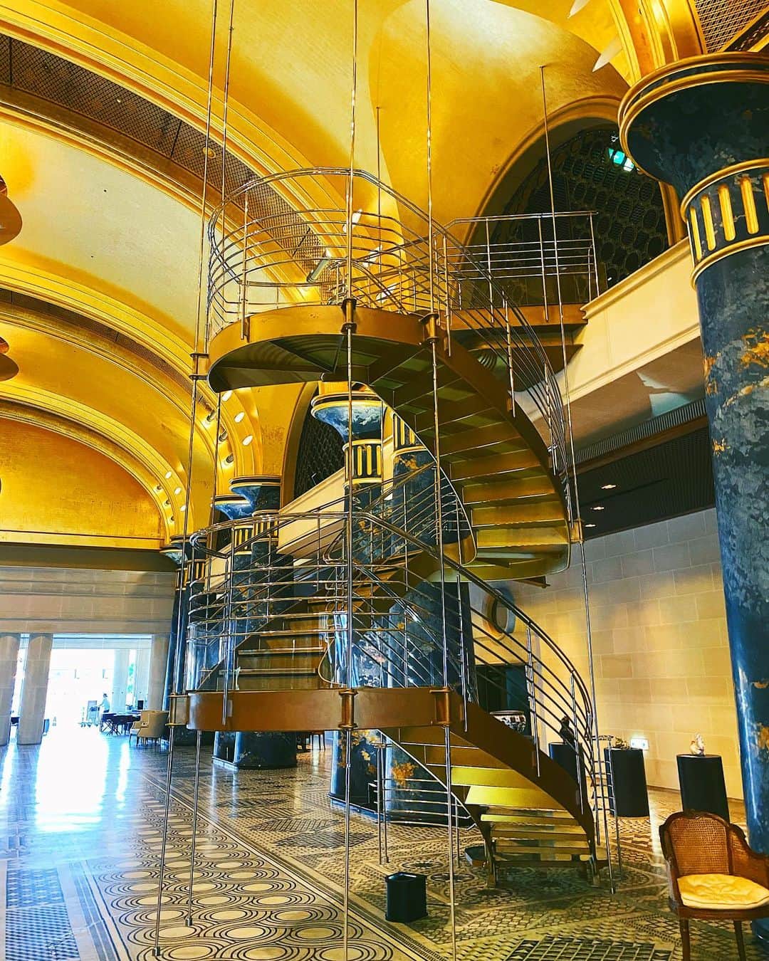 rittann48さんのインスタグラム写真 - (rittann48Instagram)「. . . ㅤㅤㅤㅤㅤㅤㅤㅤㅤㅤㅤㅤㅤ entrance hall ㅤㅤㅤㅤㅤㅤㅤㅤㅤㅤㅤㅤㅤ ㅤㅤㅤㅤㅤㅤㅤㅤㅤㅤㅤㅤㅤ 総工費400億のhotel @hotel_kawakyu  私設美術館として7月1日から一般公開された #川久ミュージアム に行ってきた ㅤㅤㅤㅤㅤㅤㅤㅤㅤㅤㅤㅤㅤ ㅤㅤㅤㅤㅤㅤㅤㅤㅤㅤㅤㅤㅤ エントランスホールにある螺旋階段 天井からワイヤーで吊り下げられていて 空中に浮かんでるように見えるデザイン ㅤㅤㅤㅤㅤㅤㅤㅤㅤㅤㅤㅤㅤ ㅤㅤㅤㅤㅤㅤㅤㅤㅤㅤㅤㅤㅤ 登りはじめの3段ほどスケルトンになっていて さらに浮かんでるように思える .ㅤㅤㅤㅤㅤㅤㅤㅤㅤㅤㅤㅤㅤ .ㅤㅤㅤㅤㅤㅤㅤㅤㅤㅤㅤㅤㅤ . #kawakyu_museum  #museum #japan  #wakayama #shirahama  #ホテル川久 #美術館 #白浜 #和歌山」7月29日 22時27分 - rittann__8775