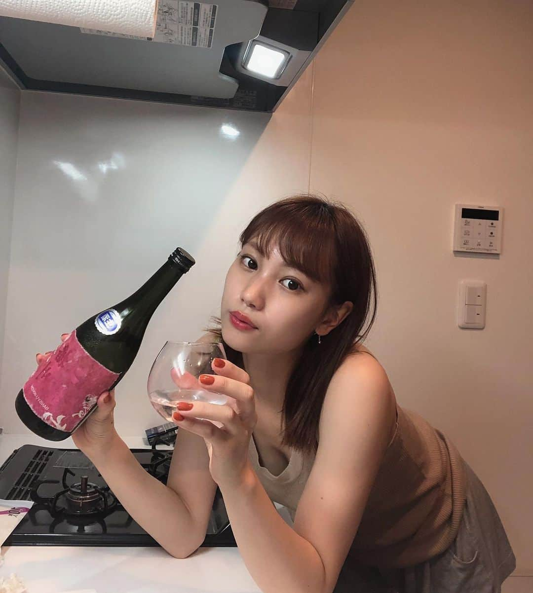 高野祐衣さんのインスタグラム写真 - (高野祐衣Instagram)「私のどタイプ日本酒❤︎﻿ ﻿ ﻿ ぴちぴちと微炭酸を感じる口当たり、﻿ 甘旨で味わいしっかりで綺麗✨﻿ バランスの良い酸味、﻿ 甘いだけじゃなくて後味はほどよい渋味。﻿ 上品で、コクもある。﻿ これが愛山らしさなんだろうな〜！﻿ ﻿ こりゃ〜うまい！！﻿ ﻿ ﻿ 味がしっかり濃いめのお料理と﻿ 相性が良さそう！﻿ 甘めの卵焼きとか、煮物とか、、！﻿ ﻿ ﻿ ﻿ #日本酒 #日本酒女子﻿ #播州一献 #兵庫県 #山陽盃酒造﻿ #純米吟醸 #愛山 #生酒﻿ #おうち飲み #おうち日本酒﻿ #sake #japanesesake﻿ #ゆいぽんしゅ」7月29日 22時28分 - yuipooon12_06