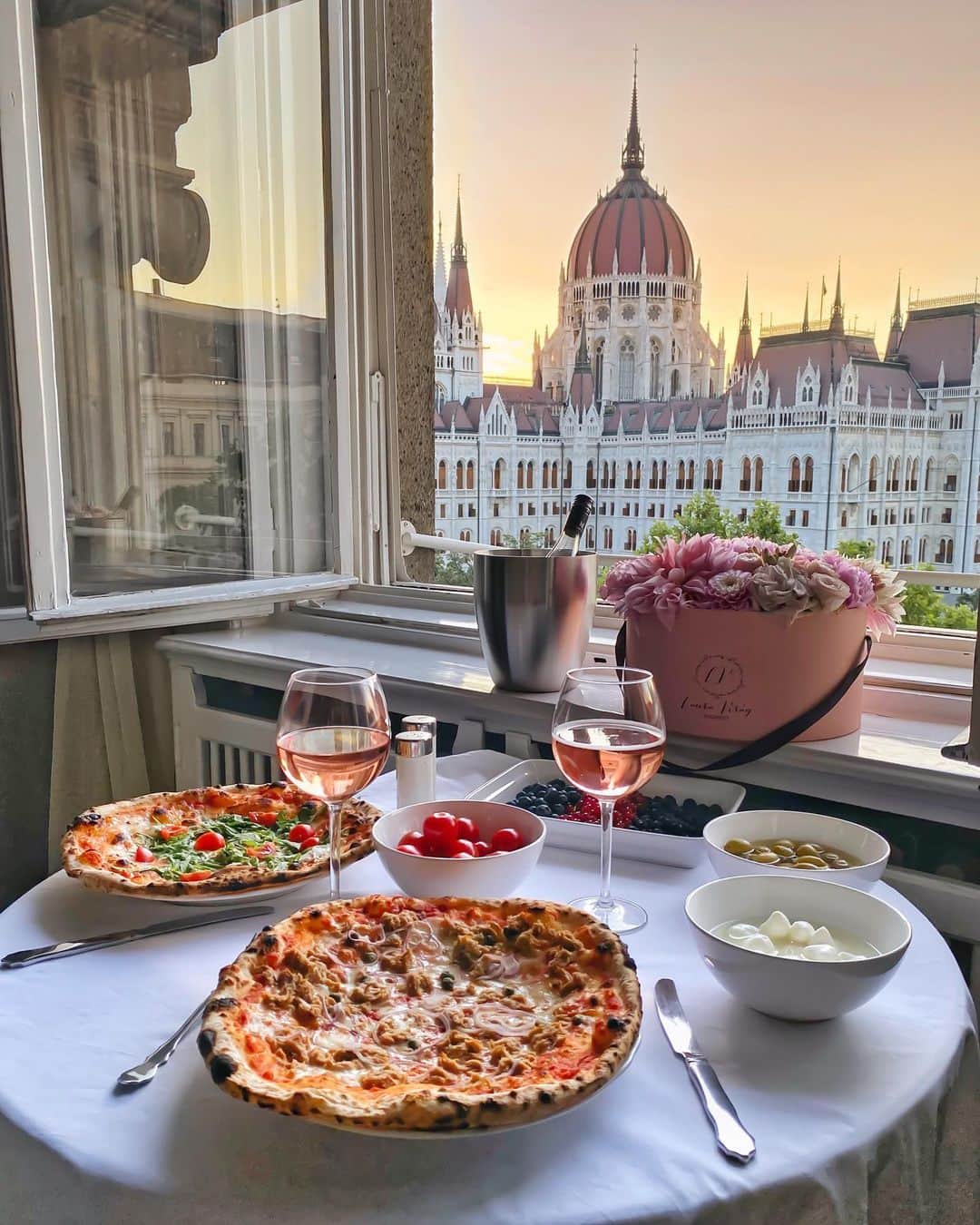 バーボラ・コディトヴァのインスタグラム：「Dinner with a view st @v1budapest 🥀」