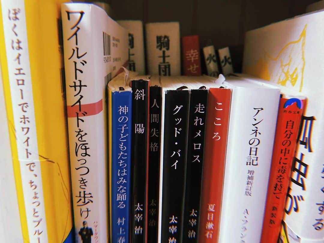 森彩乃さんのインスタグラム写真 - (森彩乃Instagram)「最近の私はと言うと、食べることと寝ることと音楽をのぞいては、読書ばかりしている。というか隙あらば読みたくてしょうがない。昔の自分からは想像つかない。 (あ、あと、絵は描きたいと思った日に描いてる。) ・ ・ ・ ・ ・ ・ ・ ・ #読書 #reading #book #太宰治 #夏目漱石 #村上春樹 #ブレイディみかこ #アンネフランク #岡本太郎 #人間失格 #斜陽 #グッドバイ #走れメロス #こころ #ぼくはイエローでホワイトでちょっとブルー #ワイルドサイドをほっつき歩け #神の子どもたちはみな踊る #アンネの日記 #自分の中に毒を持て」7月29日 22時30分 - moriayano1119