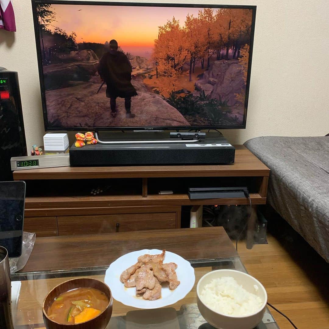 アイアム野田のインスタグラム：「めっちゃ久しぶりに自炊。豚ロース塩焼きとかぼちゃとネギの赤だしとGHOST OF TSUSHIMA」
