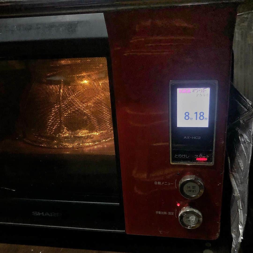 直樹 加藤さんのインスタグラム写真 - (直樹 加藤Instagram)「.. そろそろ焼き上がりです。  このオーブン、なかなかのクセモノでして、30分までなら、27分とか、細かい設定が出来るのに、30分超えると、5分刻みになるんです。  40分なら、焼き過ぎなんですわ。  なので、iPhoneのタイマーで38分計測しております。  おっと、あと2分ですわ  #大文字屋加藤酒店 #ワイン通販 #ワイン通販のサービス品 #加水率100 #ハードパン #ハードパン好き」7月29日 22時33分 - daimonjiyakatonaoki