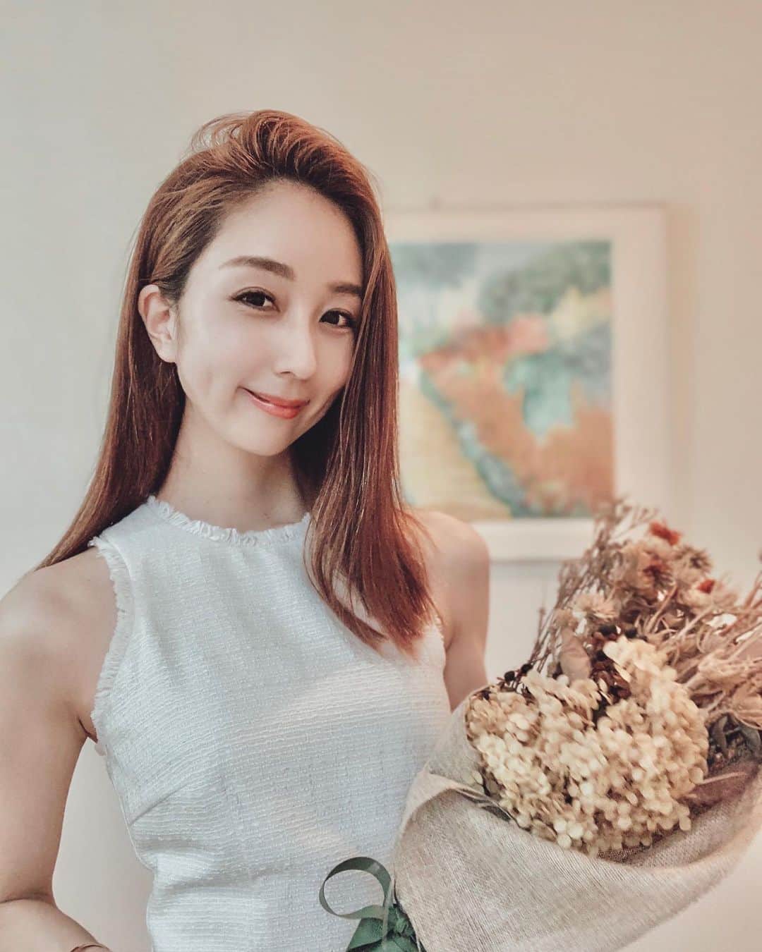 のインスタグラム：「It's time to dress up a little more at home😘😘﻿ Wearing tweed midi dress from @lovebonito  ﻿ 普段は楽ちんおうちコーデだけど、﻿ お気に入りの服を着てちょっぴりおしゃれするとやっぱり気分が上がるね💋💋💋﻿ ﻿ リモートフラワーアレンジメントの日には、Love, Bonitoのタイトなツイードドレス着たよ💐﻿ ネック&アームの形が好みで、ボディーラインもきれいに見せてくれてお気に入り😍﻿ ﻿ ﻿ ﻿ ﻿ ﻿ ﻿ ﻿ ﻿ ﻿ @iwearlovebonito  #LBOOTD #lovebonito #iwearlovebonito #ad #outfit #LBCommunity #stayhomestyle #dress #summerdress #summerfashion #今日のコーデ #夏コーデ #夏ファッション #ワンピース #タイトワンピース #ホワイトコーデ #ツイードワンピース #ワンピース好き #168cmコーデ #おうちコーデ #大人女子コーデ #maripo_fashion」