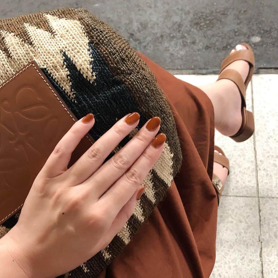 進藤やす子のインスタグラム：「✳︎ 茶色い人🐻🤎 . 2cmくらいのローヒールが履きやすくて、このサンダルも3年目。雨の日に履けるサンダル持ってないから（＝全部大事にしてるお気に入りだから😍）早く梅雨明けしてほしいよ〜💦 . ワンピ @lecielbleu_official  バッグ @loewe  サンダル @prada」