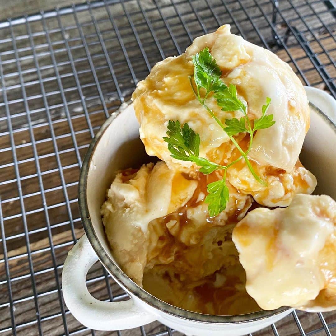 のインスタグラム：「@uki_ukicafe でも人気の キャラメルチーズアイス🤤🤤💓 材料3つで混ぜるだけです🥰 とっても簡単なのでぜひ作ってみて下さい☺️🍨🍨 YouTube「スタジオriori」で 検索してみて下さい🥳🔍 #YouTube」
