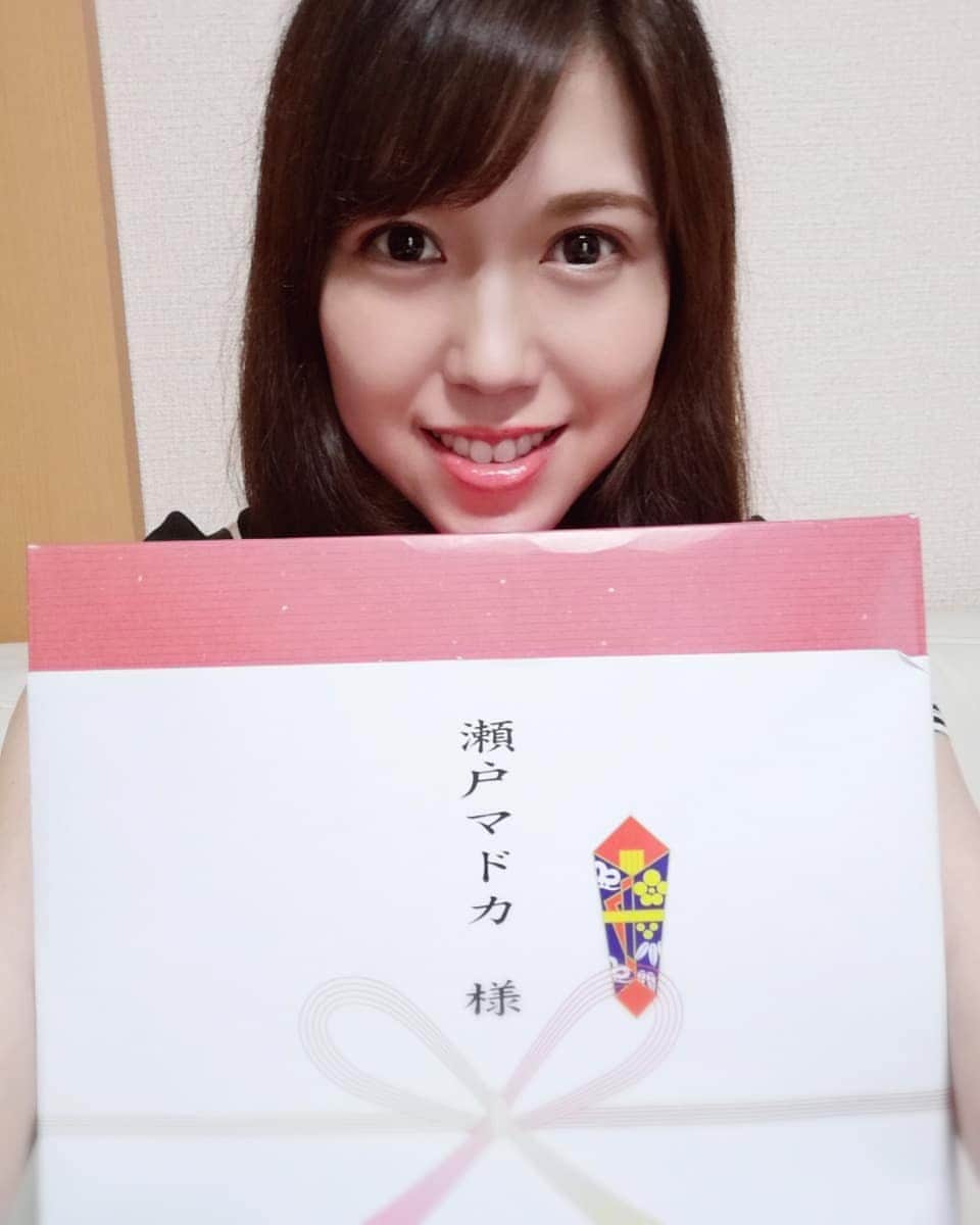 のインスタグラム：「Thank you 🎁 · 今日は久しぶりに事務所へ行ったら、 な～んとサプライズ💐🎁 たくさんのプレゼントが届いていました🎁嬉しい～🙌 · 中々イベントやステージでお会いできない日々が続いている中、 私の事忘れないでいてくださるあたたかいお気持ち、嬉しいです🙌 · · 今日の📷リップメイク💄はコーラルピンク×オレンジでした🍊 · · #応援ありがとうございます #瀬戸マドカ #こんばんは #一体化 #今日のリップ #コーラル #リップメイク #smile #lipmake #lip #photo_jpn #japanesegirl #present #happy #thankyou」