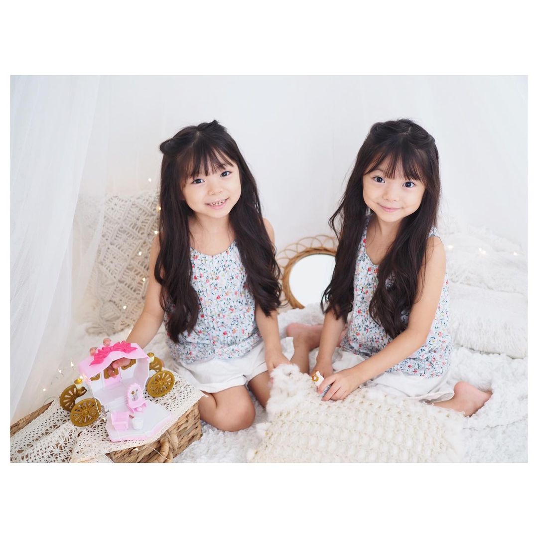 Yukiさんのインスタグラム写真 - (YukiInstagram)「子供部屋にチュールカーテンをつけてみたらすっごく嬉しそうにしていて、付けて良かった☺️💕 DIYが楽しくてハマってます🥰  @chloe のトップスが可愛すぎる🥺✨  シルバニアファミリーのプリンセスシリーズの片耳だけにかける👑がたまらなく可愛い♡  blogにも載せますね☺️💕」7月29日 22時43分 - yukikuu96
