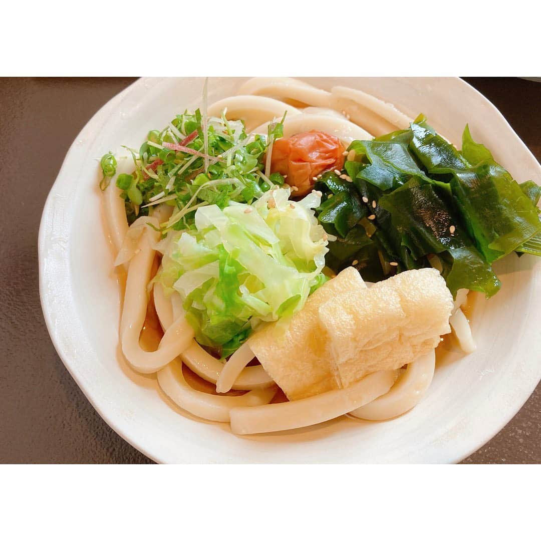 荒木美穂のインスタグラム：「* 夏は、つるつるしたものを無性に食べたくなる…！ （とか言いつつ、冬でも春でもよく食べます。笑） 去年 ロケでお邪魔した らんたん さんに行ってきました。 梅わかめうどん、 さっぱりしてて美味しかったです‪︎‬ ‪︎☺︎ *  #うどん #吉田のうどん  #うどんダイニングらんたん」