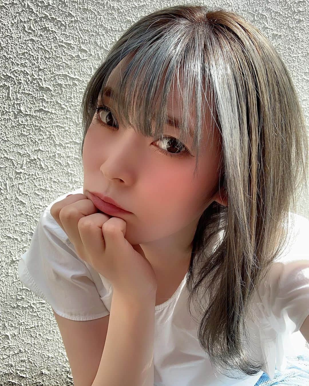 のインスタグラム：「光が当たると髪色めっちゃ分かるね😂﻿ ﻿ 3枚目は家の中🏠☆﻿ ﻿ 美容室行ってきた〜🍭🍭🍭  #美容室 #カラー #カット  ここ最近は　#パッツン前髪  #めっちゃ楽 #😂 #色見せたくて3枚載せちゃった　 #7月 #summer #毎日更新 #毎日投稿」