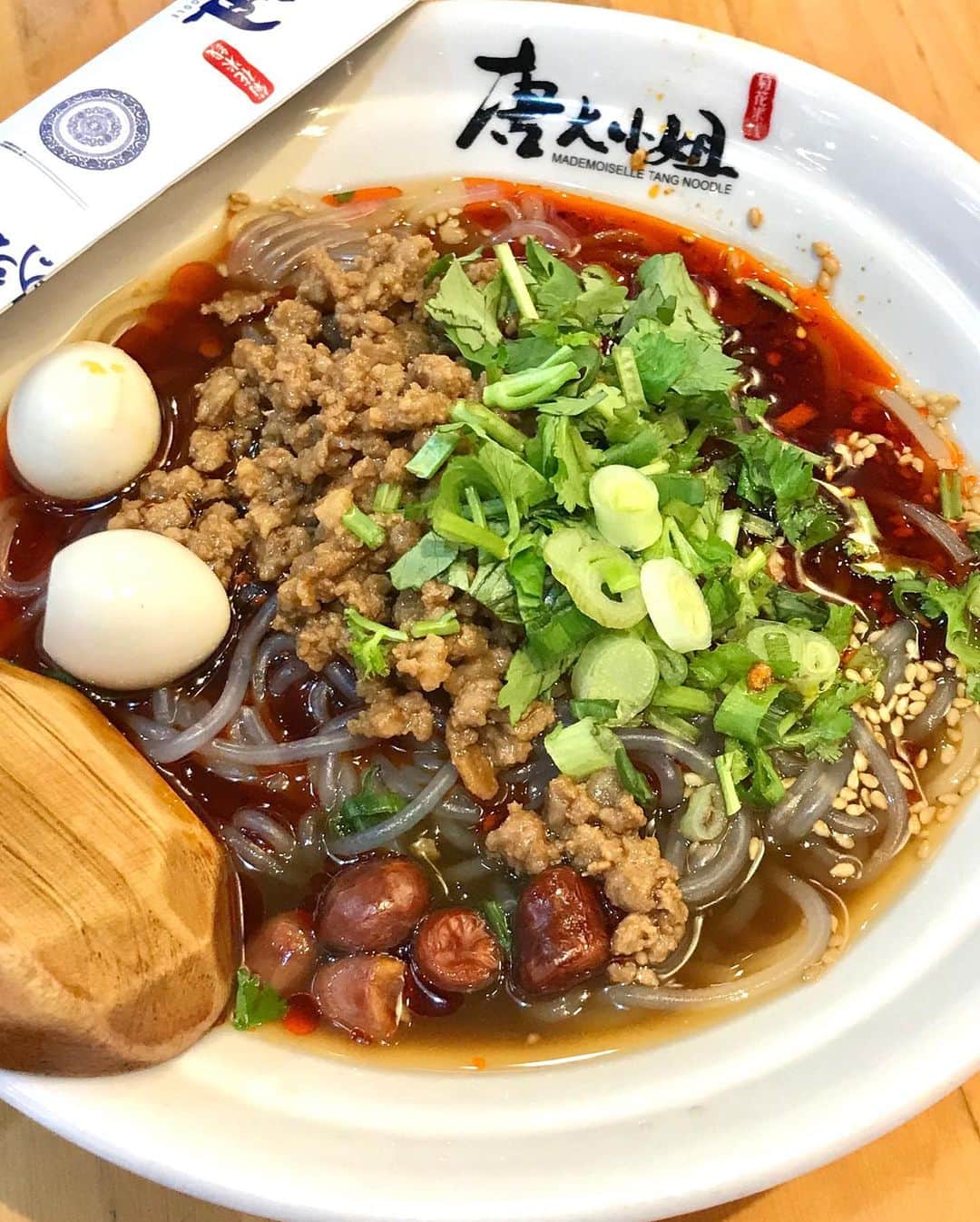 Li Tian の雑貨屋さんのインスタグラム写真 - (Li Tian の雑貨屋Instagram)「酸辣粉 🍜 🌶  Absolutely no regrets in ordering this bowl of satisfying spicy and sour glass noodles @mademoiselle_tang_noodle over the signature 過橋米線 cos it really nailed the right spot in terms of the sourness. Perfect for those who are craving for robust flavors. Perhaps I should hurry go try the instant cup version soon  • • • #singapore #yummy #love #sgfood #foodporn #igsg #グルメ #instafood #gourmet #beautifulcuisines #onthetable #sgeatout #cafe #sgeats #f52grams #fishball #streetfood #feedfeed #foodsg #jiaklocal #noodles #musttry」7月29日 22時50分 - dairyandcream