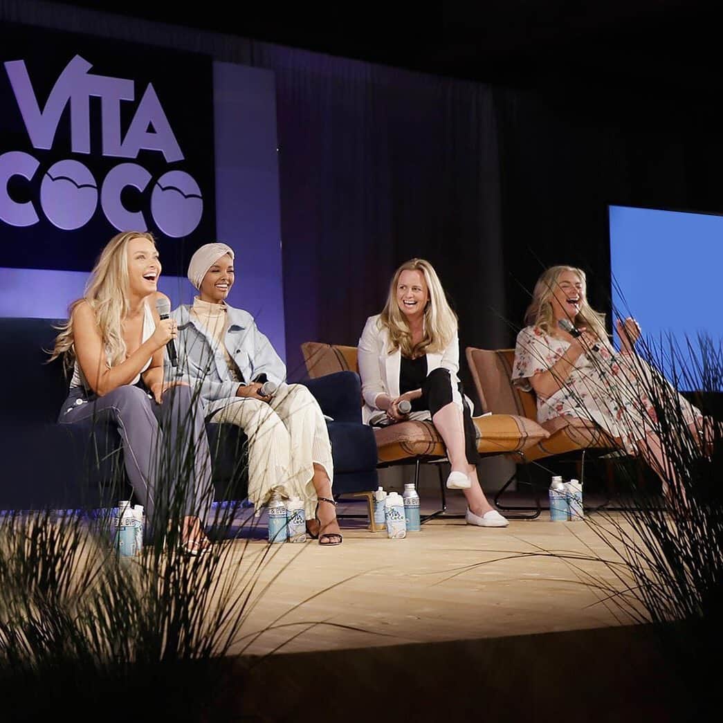 Vita Coco Coconut Waterのインスタグラム：「We believe that feeling good is the new looking good, so whether you feel best in a bikini or eating tacos (or eating tacos in a bikini), we want to help you celebrate those moments. We’re so excited to share that we’re teaming up with our friends at @si_swimsuit to kick off their 2021 Swim Search with our first ever Feel Good Campaign, reminding us all that beauty and wellness have no boundaries.    HERE’S WHAT TO DO:  - Upload a photo of you feeling good. Whether that’s you playing with your new dog, on the couch with a glass of wine, right after a good workout, or wearing a mask.  -Tag @si_swimsuit and @si_swimsearch @vitacoco and use the hashtags #SISwimSearch2021 and #FeelGoodFuel in the caption!  -Tune in to @si_swimsuit every Feel Good Friday for major announcements, tips, tricks and more!  -Every Friday SI Swimsuit and Vita Coco will highlight select applicants to receive the SI Swimsuit x Vita Coco Feel Good Kit and additional experiences with SI Swimsuit models and editors including one-on-one digital meetings, tips and tricks and exclusive content.  -For every entry, we’ll be donating $1 to @thelovelandfoundation-- whose mission is providing financial support to Black women and young girls to help defray the cost of mental health therapy. (up to 10,000 entries)」