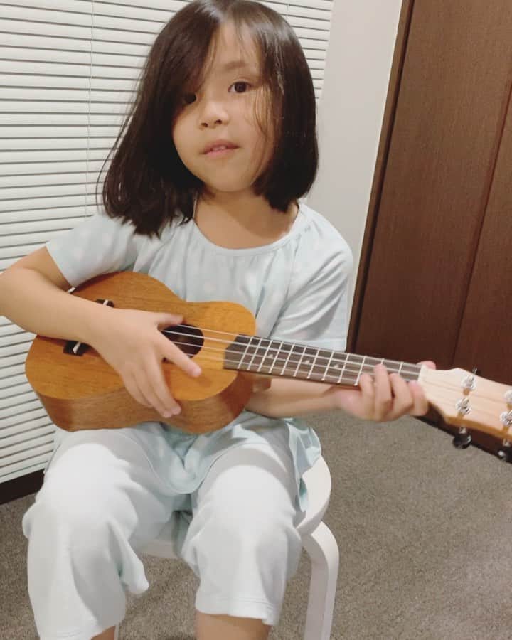 バイリンガル3兄妹のインスタグラム：「いつも私に抱っこされながら  「華が右手やるからマミー左手(コード押さえる方)やってー」  って感じだったけど  とうとう自分で両方やり始めて  最初は適当にジャカジャカやってたけど  やはりちゃんと弾き語りしたいようで コード教えてと言われてから数日。  多分あっという間に上達しそうな予感！  でもまだまだ手が小さいので大変そう そこがまたかわいい♡  #ウクレレ #5歳 #本人はつっかえることに自分で不満な様子」