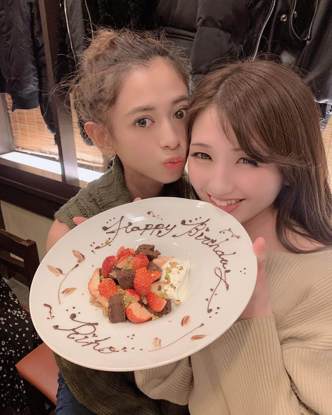 のインスタグラム：「2月29日の話です🐥🐥♥️ この日ゎファミリーでりほの誕生日会‼️ ずっとずっとほんとずーっと りかのそばにいてくれてありがと🥺♥️ 言葉であらわせないくらい感謝 してます😭✋♥️♥️♥️ ファミリー呑みゎやっぱり たのしいおちつく最高‼️‼️‼️‼️ @harasho1026  ↑六本木のおでんやさん めちゃくちゃおすすめだよ❣️❣️  @amasakuni  まさ兄もケーキもってきてくれて ありがとう😭🙏 #ファミリー #幼馴染 #誕生日会 #家族 #六本木 #おでん #でん六 #記事5ヶ月ほどおくれてます笑」