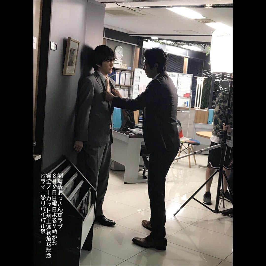 テレビ朝日「おっさんずラブ」さんのインスタグラム写真 - (テレビ朝日「おっさんずラブ」Instagram)「‪ ﻿ 🌸#おっさんずラブ🌸‬﻿ ‪🏮ドラマ一挙リバイバル祭🏮‬﻿ ﻿ ‪🌃このあと放送‬﻿ ‪24:20～Episode6「息子さんを僕にください!」‬﻿ ﻿ ‪リョータとマサムネ🧑‍🤝‍🧑‬﻿ ﻿ ‪#壁ドーン炸裂大事件💥‬﻿ ‪#穴開けたしな‬﻿ ‪#2人の間にもいろいろありました🤫‬﻿ ‪#林遣都 #眞島秀和‬﻿ ‪#劇場版おっさんずラブ‬﻿ ‪#地上波初放送まであと4日🎉‬﻿ ‪#テレビで笑おう‬」7月29日 23時15分 - ossanslove